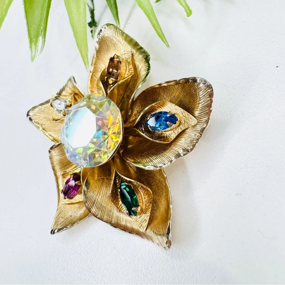 Vintage 60s Warner AB Crystal Rhinestone Textured Flower Gold Tone Brooch Retro